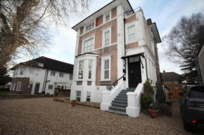 Great West Road Apartments  Flat B 
